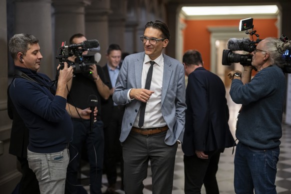 Beobachtet von Medienleuten, erscheint Bundesratskandidat Gerhard Andrey, Nationalrat GP-FR, Mitte, zum Hearing vor der Fraktion der SP, am Rand der Herbstsession der Eidgenoessischen Raete, am Dienst ...