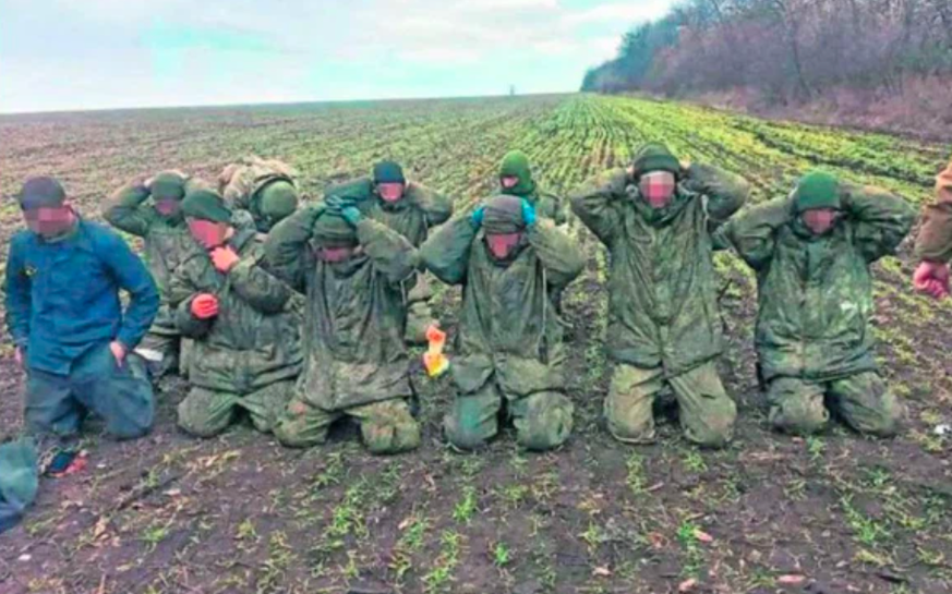 Russische Soldaten ergeben sich der ukrainischen Armee.