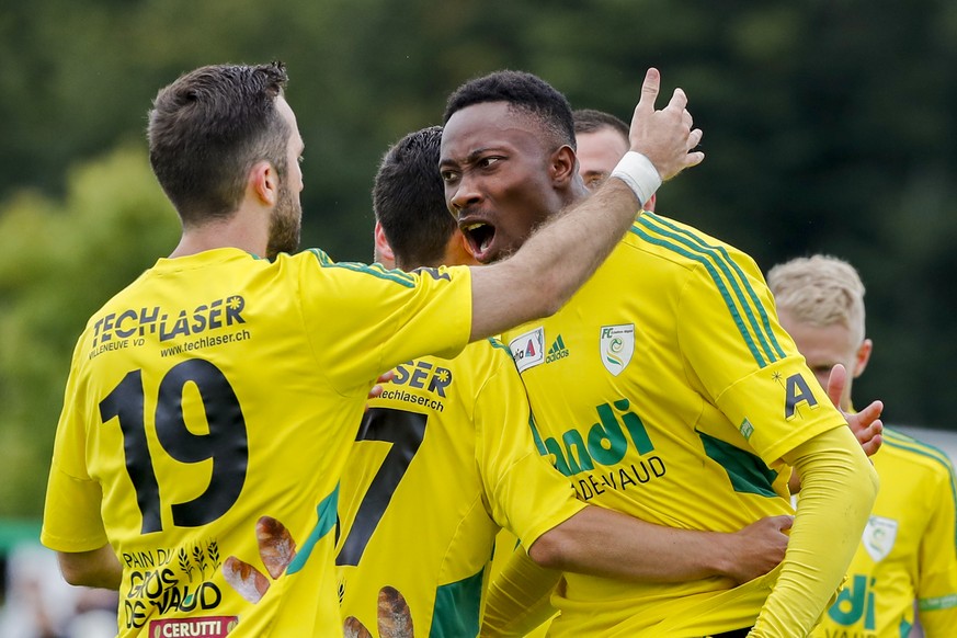 Le joueur echallens Alexandre Veuthey, a gauche, et le joueur echallens Steve Samandjeu, droite, fetent la victoire lors de la rencontre de 16eme de finale de la Coupe Suisse de football entre le FC E ...