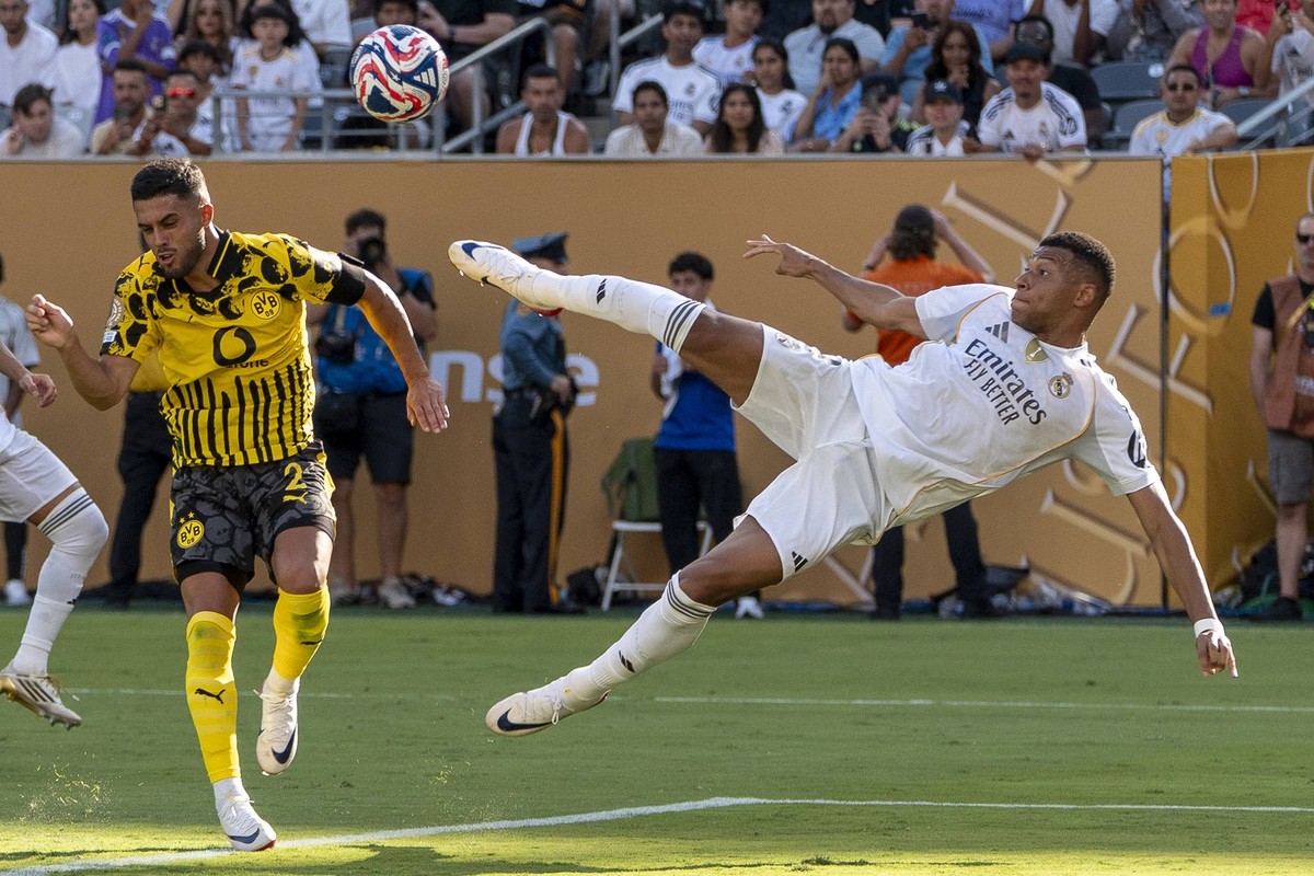 Real Madrid - Borussia Dortmund Real Madrid s Kylian Mbappe R kicks the ball during the Club World Cup match between Real Madrid and Borussia Dortmund at MetLife Stadium in New Jersey, USA 05 July 202 ...