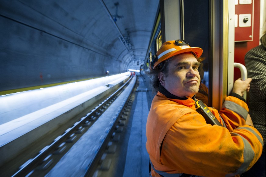 Lokführer Jörg Schäffe überwacht die Bahnlinie, anlässlich des Starts des Countdowns der Durchmesserlinie am Dienstag, 26. November 2013 auf der Baustelle unter dem Hauptbahnhof in Zürich.&nbsp;