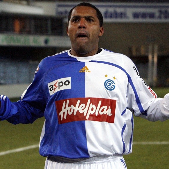 Der Zuercher Ailton jubelt nach seinem Tor zum 1:0 fuer GC, beim Fussballspiel der Super League Grasshoppers gegen Aarau in Zuerich am Samstag, 24. Februar 2007. (KEYSTONE/Walter Bieri)