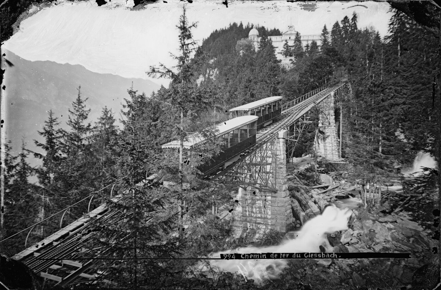 Die Giessbachbahn diente ausschliesslich der Erschliessung des Grand Hotel Giessbach (im Hintergrund).