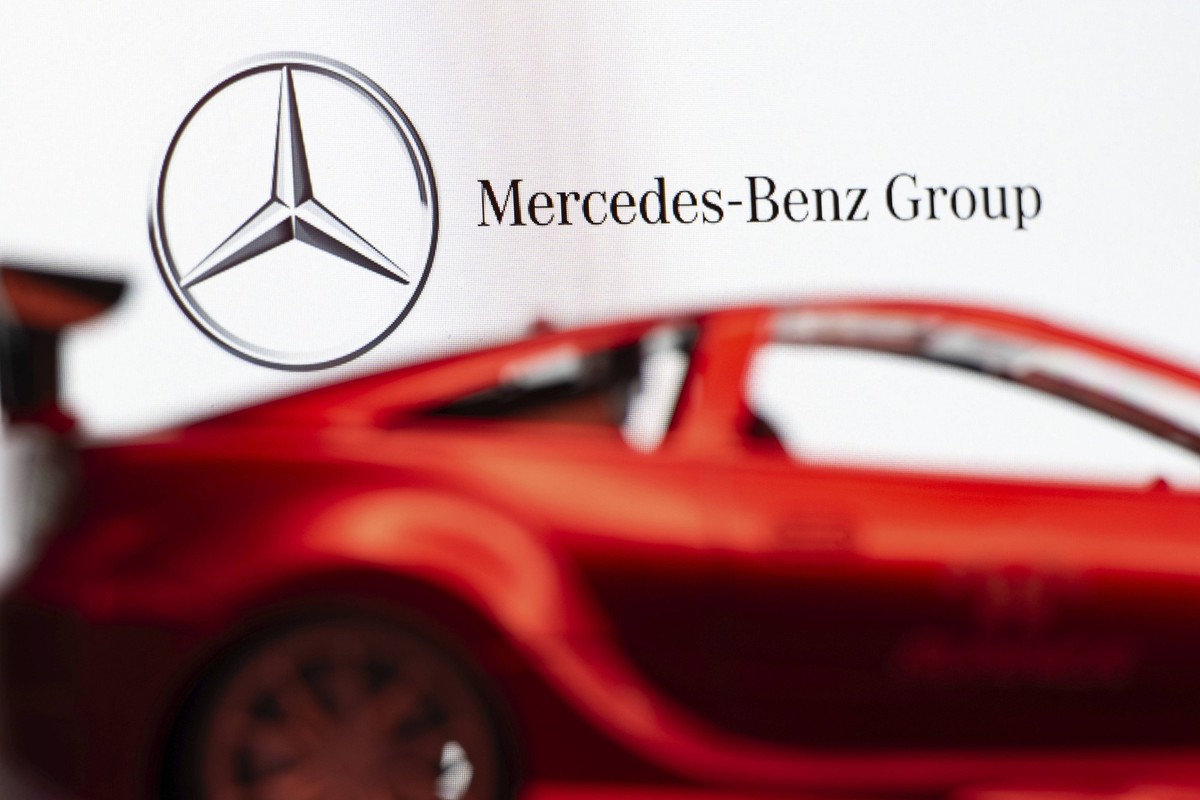 Rote Autosilhouette mit Mercedes Benz Konzernlogo im Fokus Red car silhouette with Mercedes-Benz Group logo in focus Copyright: imageBROKER/MdxMamunxMiah iblmia18054361.jpg Bitte beachten Sie die gese ...