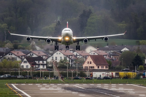 Ein Airbus 340-300 von Swiss Airlines landet aus Richtung Osten auf der Piste 28, am Sonntag, den 17. April 2016 in Zuerich-Kloten. (KEYSTONE/Christian Merz)