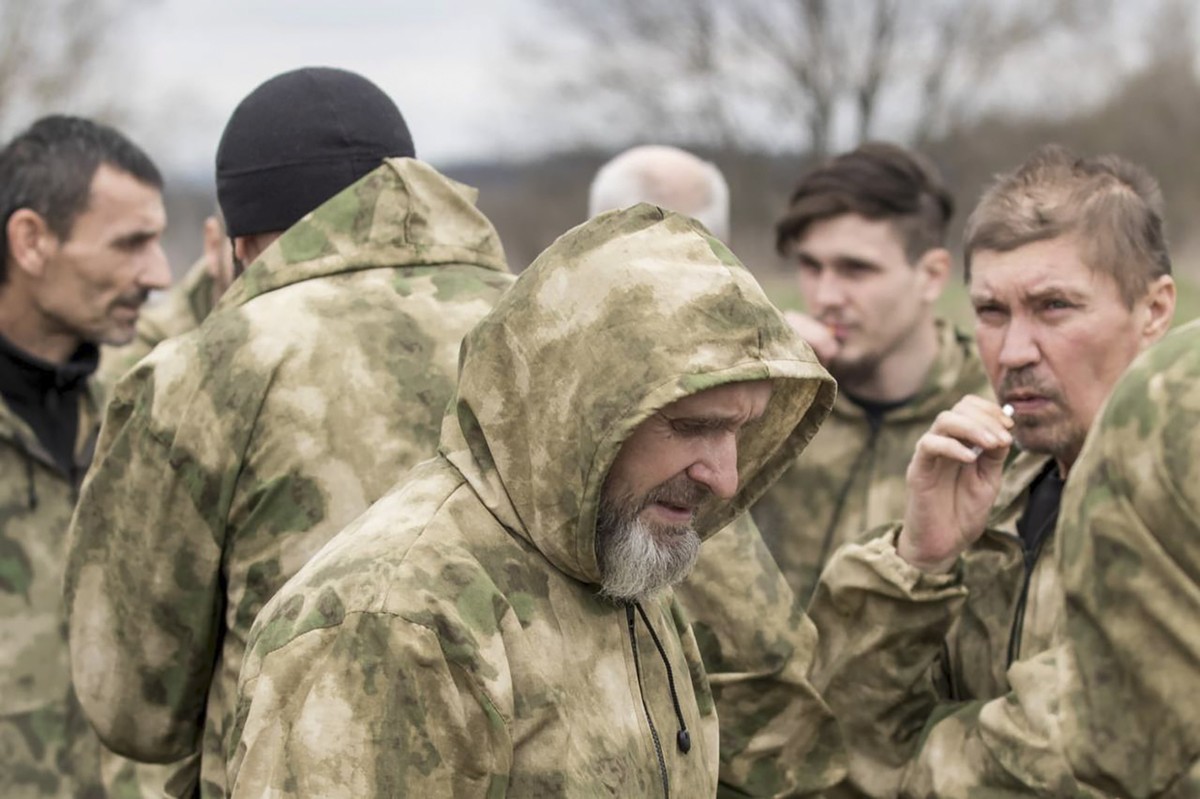 Des prisonniers de guerre ukrainiens après un échange.