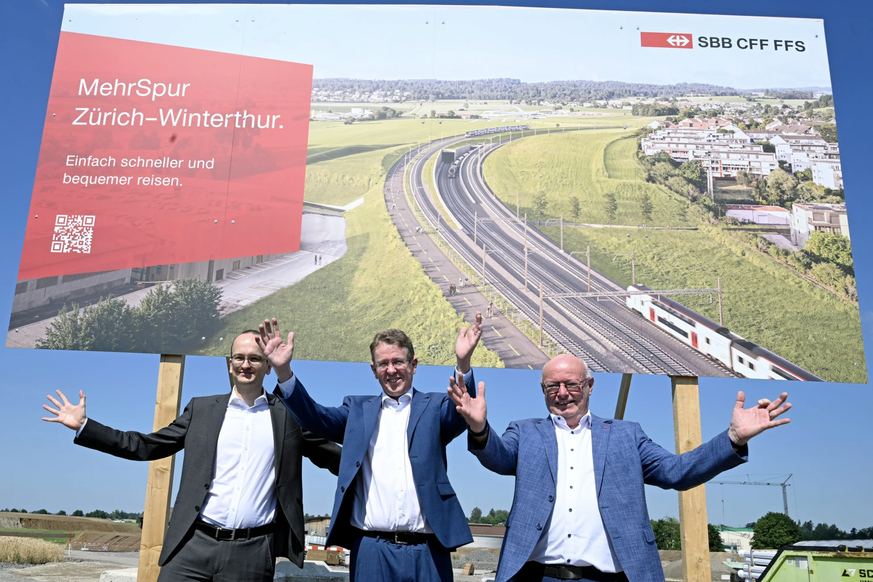 Jubel für die Kameras: Verkehrsminister Albert Rösti, flankiert von SBB-Chef Vincent Ducrot (rechts) und dem Zürcher Regierungsrat Martin Neukom am 2. Juli 2026 in Bassersdorf beim Startschuss für das ...