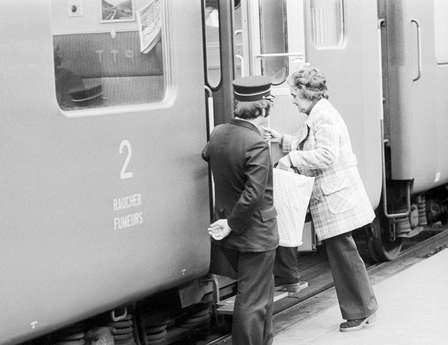 Eine Bahnreisende besteigt einen Wagen 2. Klasse, Raucher, eines Zuges der SBB am Zuercher Hauptbahnhof, aufgenommen am 16. Oktober 1974. (KEYSTONE/PHOTOPRESS-ARCHIV/Str)