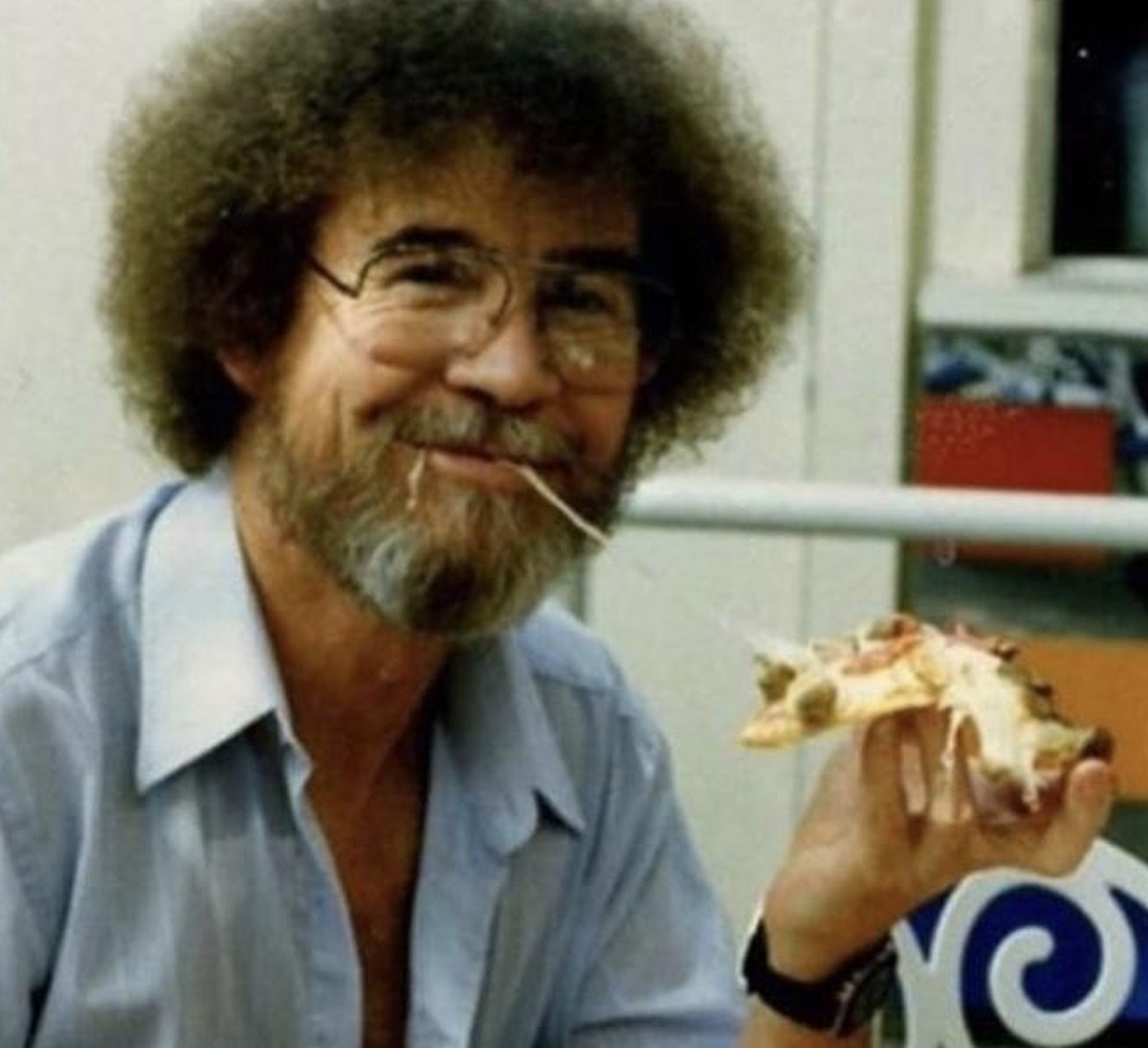 Bob Ross isst Pizza.