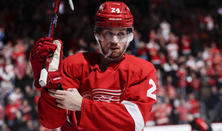 NHL, Eishockey Herren, USA St. Louis Blues at Detroit Red Wings Mar 23, 2023 Detroit, Michigan, USA Detroit Red Wings center Pius Suter 24 adjusts his glove during the second period against the St. Lo ...