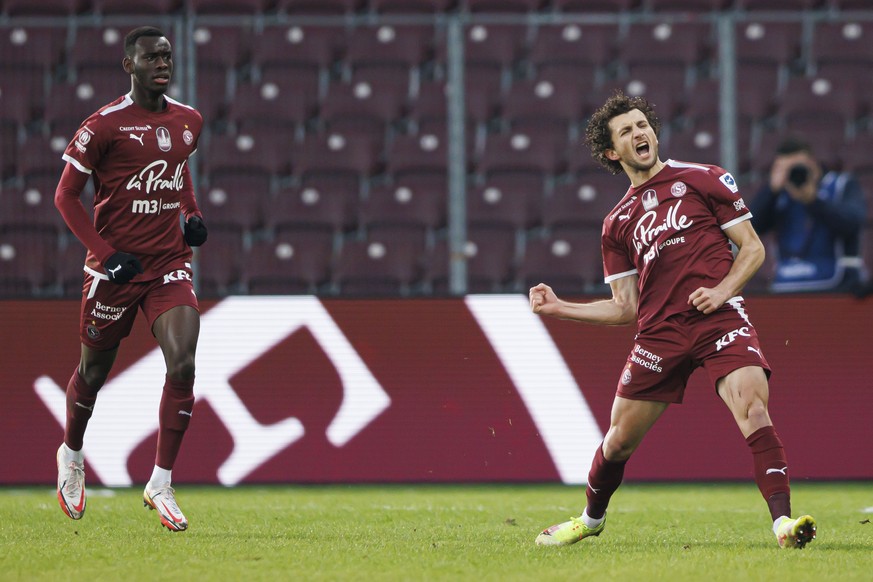 Le milieu genevois Miroslav Stevanovic, droite, celebre son but aux cotes de le defenseur genevois Moussa Diallo, gauche, lors de la rencontre de football de Super League entre le Servette FC, SFC, et ...