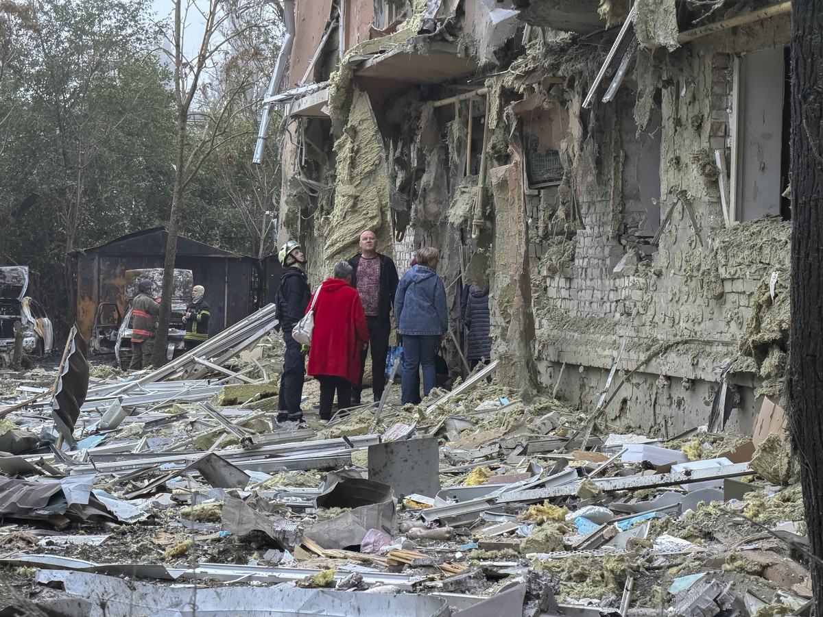 epa13310691 Local people at the site of a Russian strike on a residential area in Zaporizhzhia, Ukraine, 17 October 2026, amid the ongoing Russian invasion. At least five people, including one child,  ...