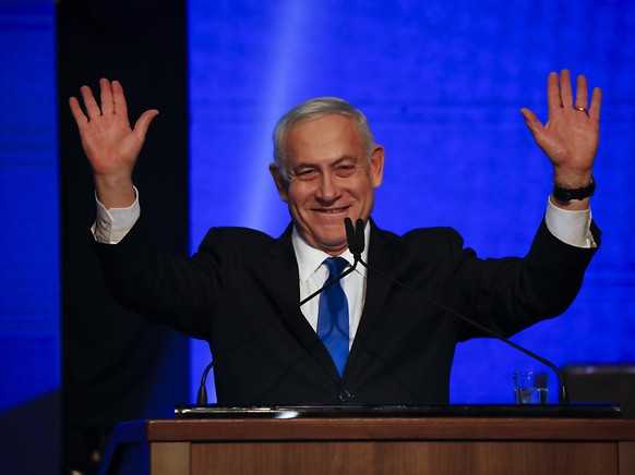 Israels rechtskonservativer Regierungschef Benjamin Netanjahu hat sich trotz Prognosen über ein Patt bei der Parlamentswahl in der Nacht auf Mittwoch siegesgewiss geäussert.