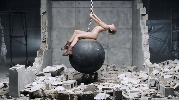 Aus dem berühmten Video-Clip zu Cyrus' «Wrecking Ball».