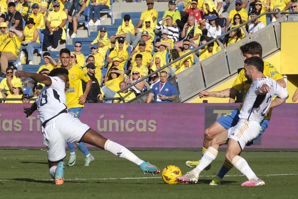 epa11108813 Real Madrid players Dani Carvajal (R) and Aurelien Tchouameni (L) in action against Las Palmas&#039;s Maximo Perrone (2R) during the Spanish LaLiga soccer match between UD Las Palmas and R ...