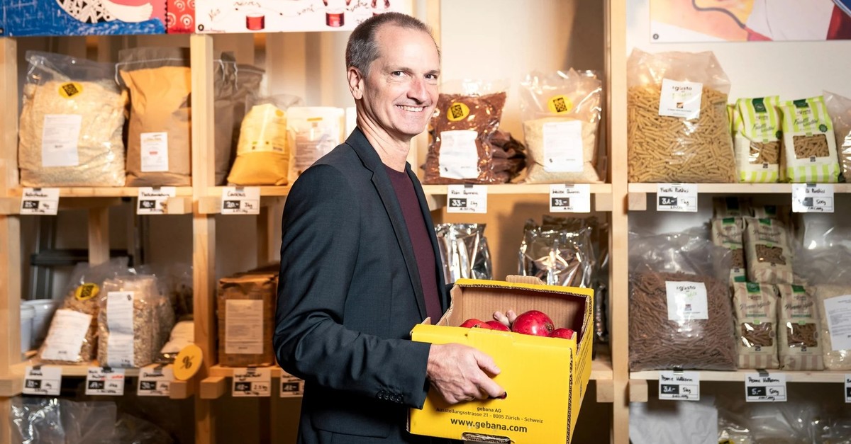 -bei-uns-erh-lt-der-bauer-mehr-vom-kuchen-fairtrade-pionier-ber-die-migros-und-schoggi