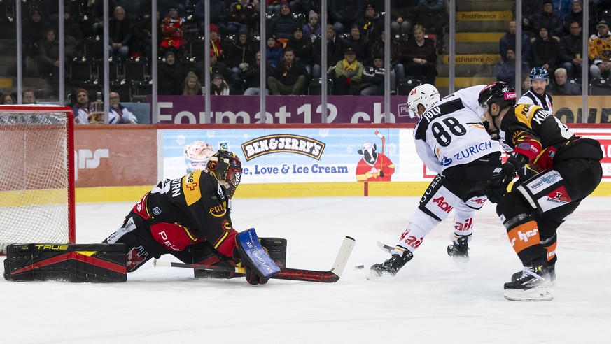 Joly Michael, HCL, Mitte, schiesst ein Tor zum 2-0 gegen der Berner Torhueter Adam Reideborn, links, und der Berner Spieler Simon Kindschi, rechts, beim Eishockey Meisterschaftsspiel der National Leag ...