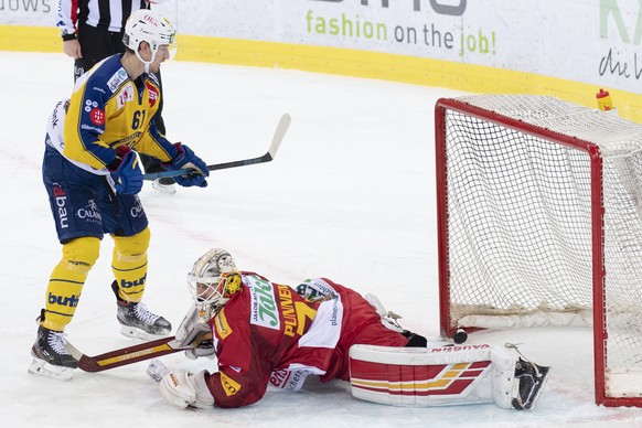 Tigers Goalie Ivars Punnenovs, unten, geschlagen zum 0:5 von Davos&#039; Fabrice Herzog, links, waehrend dem Meisterschaftsspiel der National League zwischen den SCL Tigers und dem HC Davos, am Freita ...