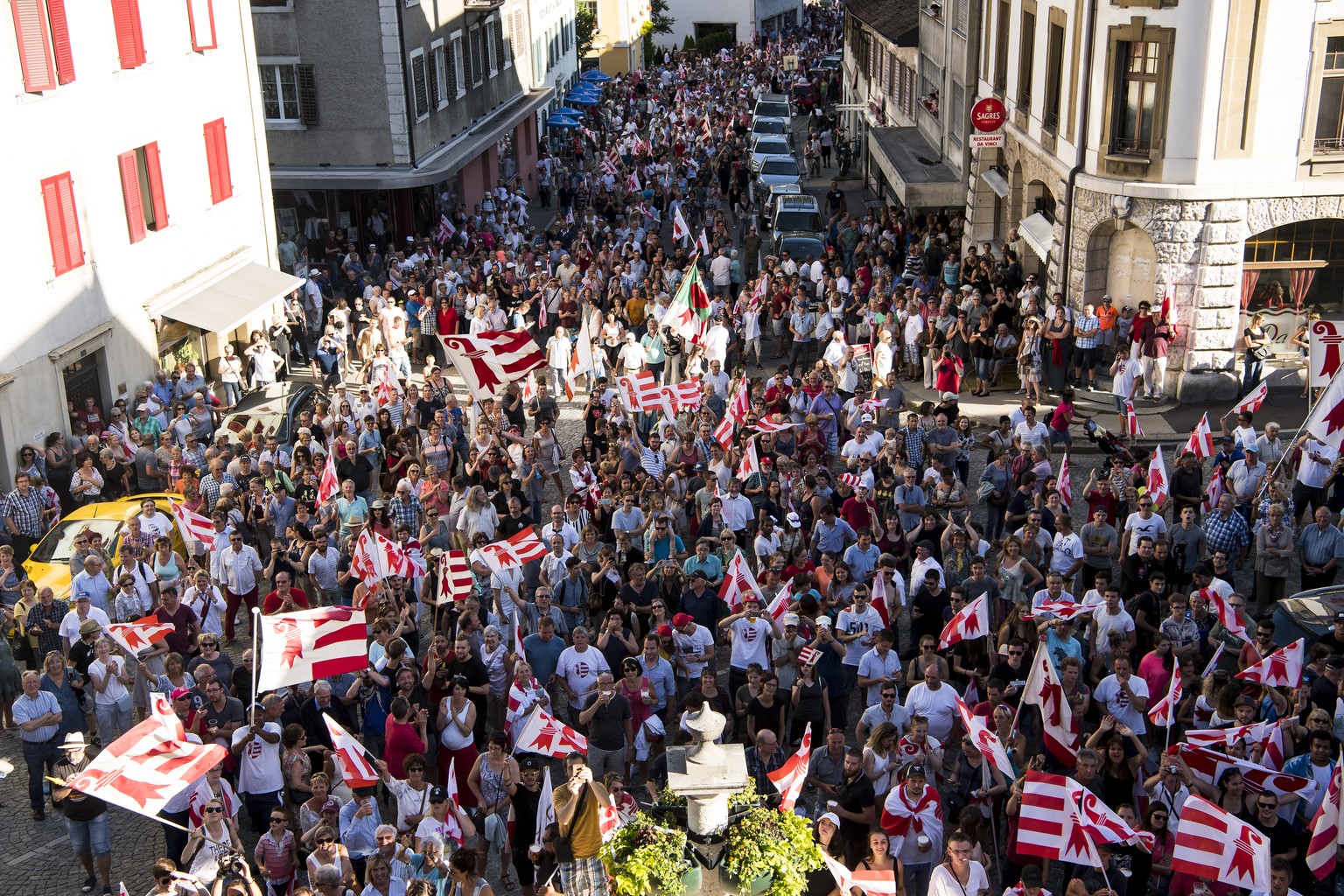 Les militants pro-jurassiens fete la victoire du &quot;Oui&quot; en marchant lors d&#039;un cortege en direction de l&#039;Hotel de ville ce dimanche 18 juin 2017 a Moutier. Le 18 juin, les citoyens d ...