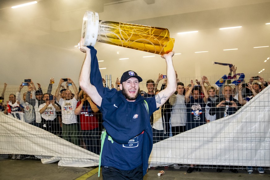 Zuercher halten den Pokal nach ihrem Meisterschaftssieg im Eishockey Playoff-Finalspiel der National League zwischen dem HC Lugano und den ZSC Lions, aufgenommen am Samstag, 28. April 2018, in der Mes ...