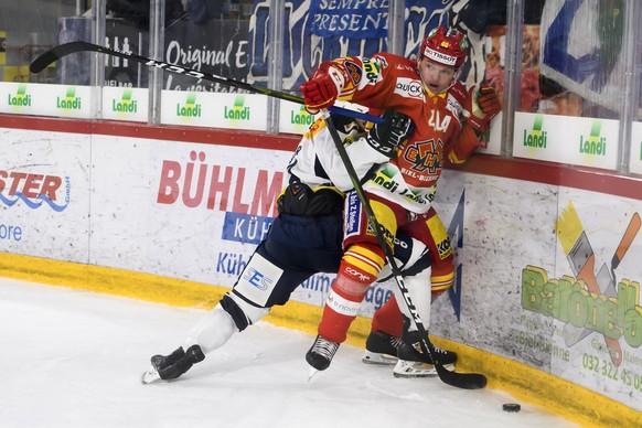 Ambris Marco Mueller, links, und Biels Jan Neuenschwander, rechts, kaempfen um den Puck, beim Eishockey Meisterschaftsspiel der National League zwischen dem EHC Biel und den HC Ambri Piotta, am Freita ...