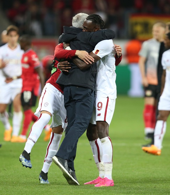 José Mourinho umarmt Tammy Abraham.