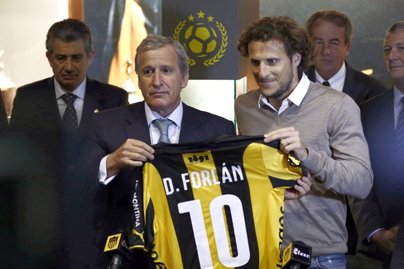 FIFA-Ethiker Damiani mit dem Fussballstar Diego Forlan.<br data-editable="remove">
