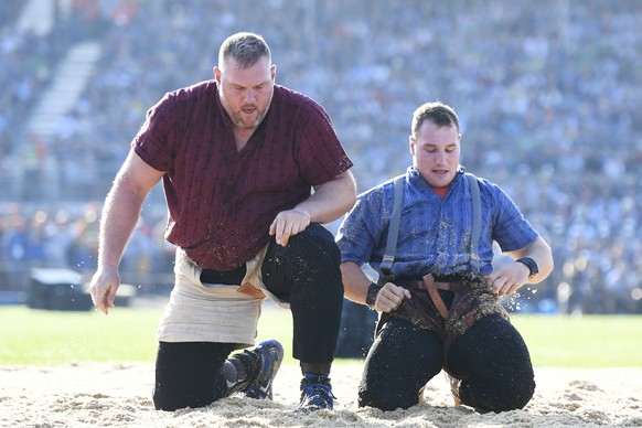 Christian Stucki, links, schwingt gegen Joel Wicki, rechts, im 5. Gang am Eidgenoessischen Schwing- und Aelplerfest (ESAF) in Zug, am Sonntag, 25. August 2019. (KEYSTONE/Urs Flueeler)