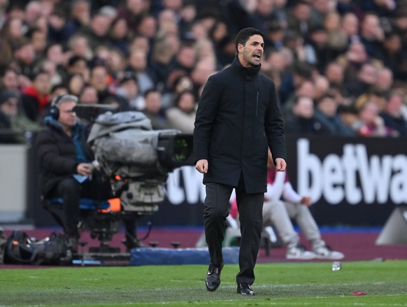 Football - 2023 / 2024 Premie League - West Ham United vs Arsenal - London Stadium - Sunday 11th February 2024. Arsenal head coach Mikel Arteta shouts instructions to his team from the technical area. ...