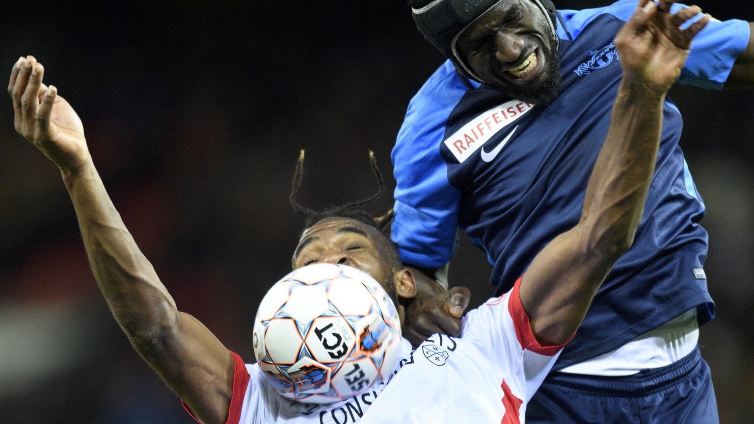 L&#039;attaquant valaisan Pele Mboyo, gauche, lutte pour le ballon avec le defenseur zuerichois Jagne Pa Modou, droite, lors de la rencontre de football de Super League entre le FC Sion et FC Zuerich  ...