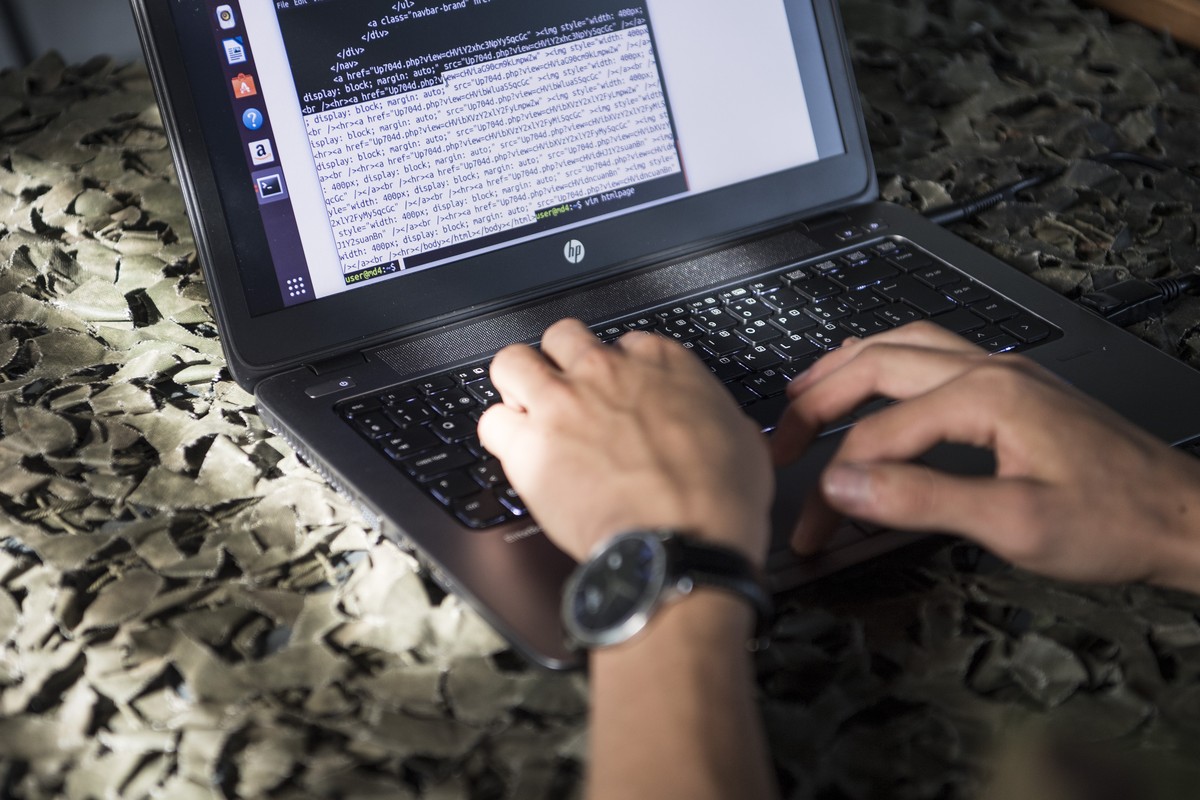 Ein Soldat bedient einen Computer anlaesslich des ersten Cyber-Lehrgang, am Freitag, 21. September 2018, in der Kaserne Jassbach bei Thun. Die Armee schuetzt jederzeit – im Alltag wie in der Krise – i ...
