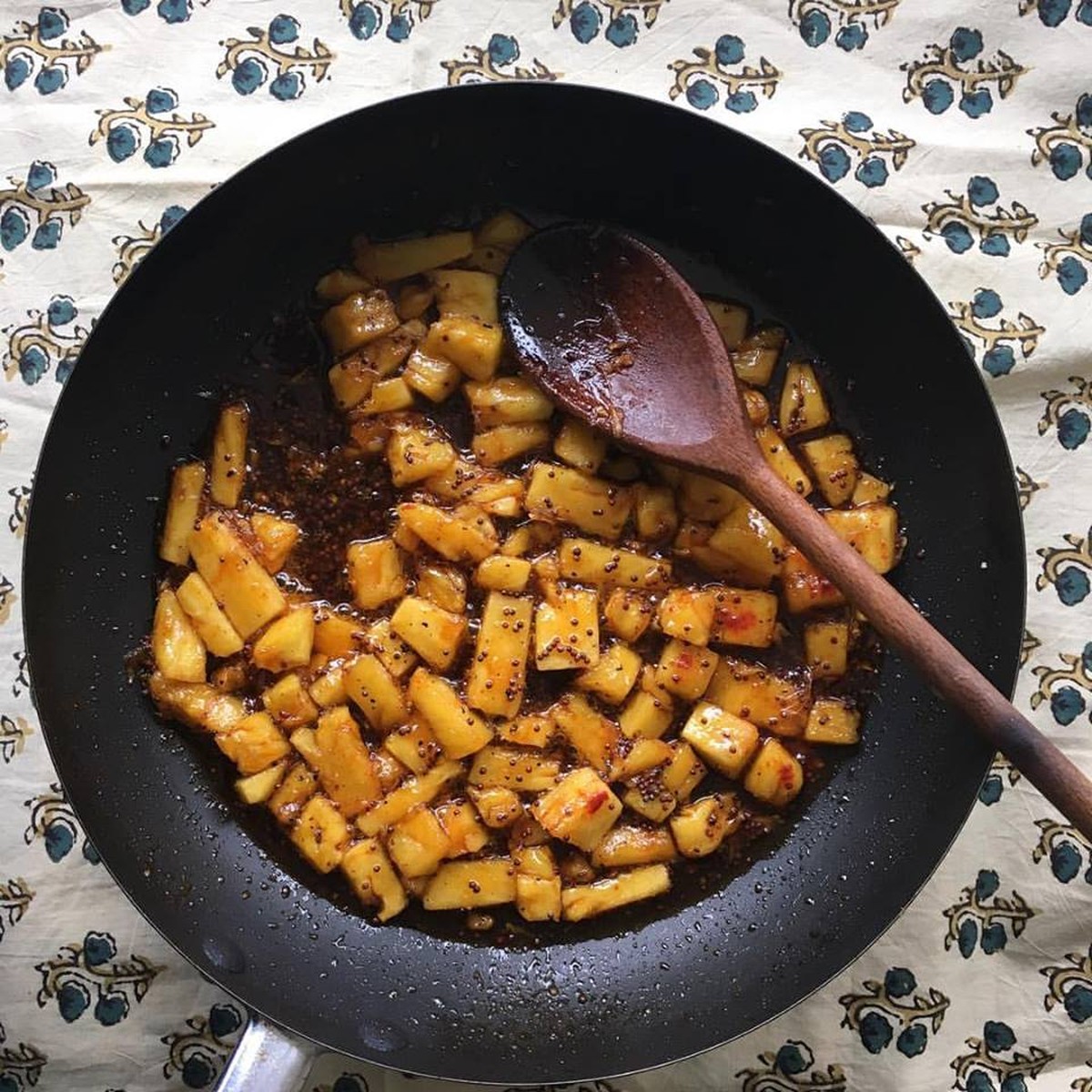 ananas chutney ingwer meera sodha pickles indien essen food kochen http://meerasodha.com/masala-mackerel-fry-with-pineapple-ginger-and-black-pepper-chutney/