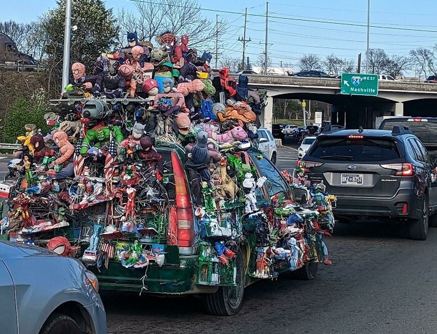 Auto-Modifikationen der Hölle 
https://www.reddit.com/r/ShittyCarMod/comments/11lg896/have_you_ever_seen_so_many_superhero_toys_on_one/