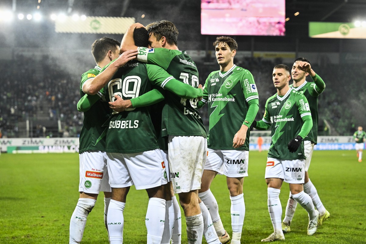 St. Gallens Willem Geubbels, Mitte, mit Lukas Goertler und Team bejubeln das 3-0, im Fussball Super League Spiel zwischen dem FC St. Gallen und dem Servette FC, am Samstag, 4. Februar 2023, im kybunpa ...