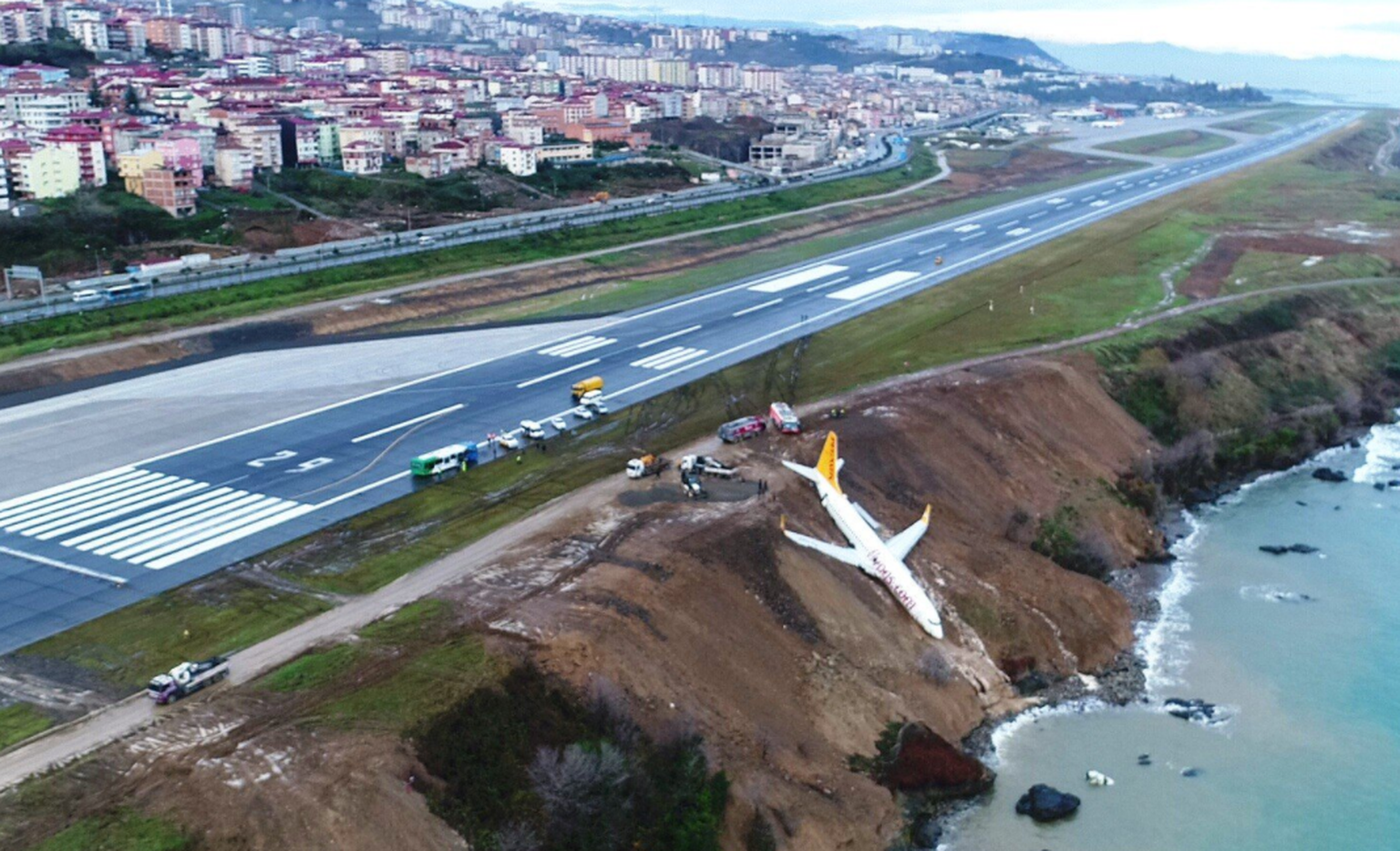 Nur wenige Meter fehlten, dann wäre das Flugzeug ins Meer.&nbsp;