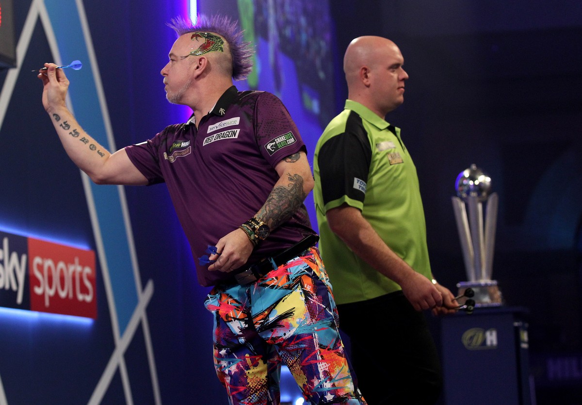 epa08098235 Michael van Gerwen (L) and Peter Wright during there PDC World darts Final match at the Alexander Palace in North London, Britain, 01 January 2020. EPA/SEAN DEMPSEY