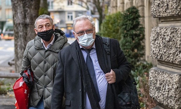 Der Schweizer Springreiter Paul Estermann (links) und sein Anwalt auf dem Weg zum Kantonsgericht Luzern, wo ein Berufungsprozess wegen Tierqu