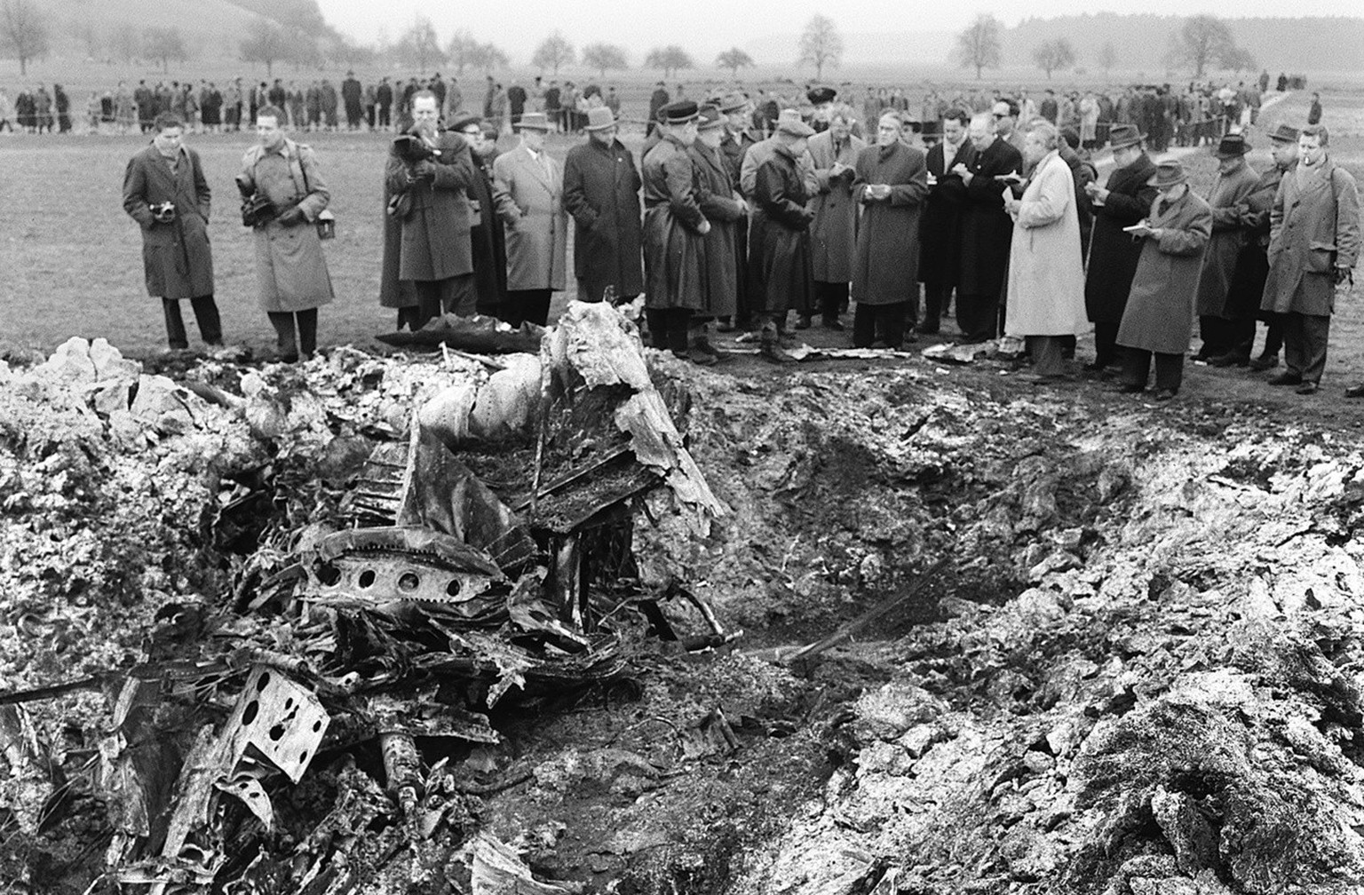 Am 24. November stuerzte ein tschechisches Verkehrsflugzeug im Rafzerfeld bei Wasterkingen bei Eglisau ab, aufgenommen am 25. November 1956. Beim Aufprall der schweren zweimotorigen tschechoslowakisch ...