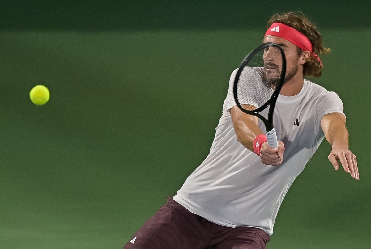 epa11932518 Stefanos Tsitsipas of Greece in action against Felix Auger-Aliassime of Canada during their final match at the Dubai Open tennis tournament in Dubai, United Arab Emirates, 01 March 2025. E ...