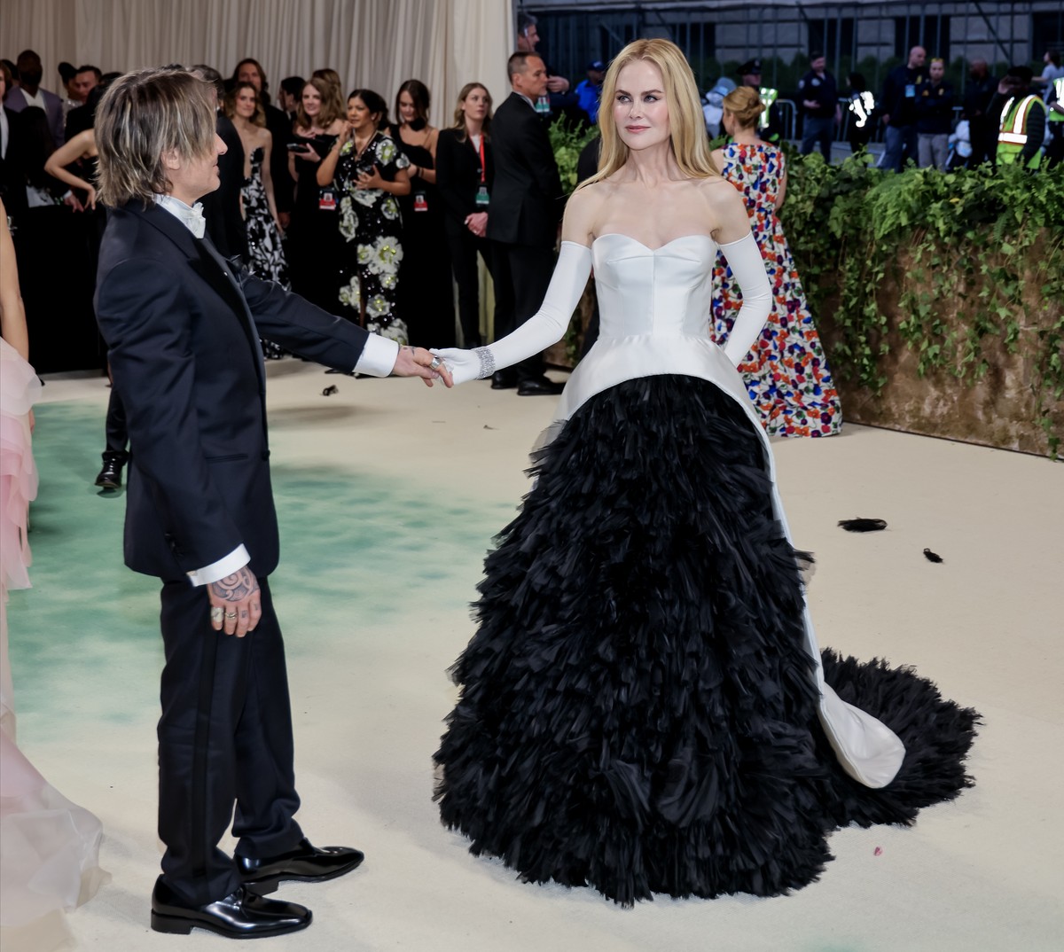 epa11323644 Nicole Kidman (R) and Keith Urban (L) arrive on the red carpet for the 2024 Met Gala, the annual benefit for the Metropolitan Museum of Art's Costume Institute, in New York, New York, ...