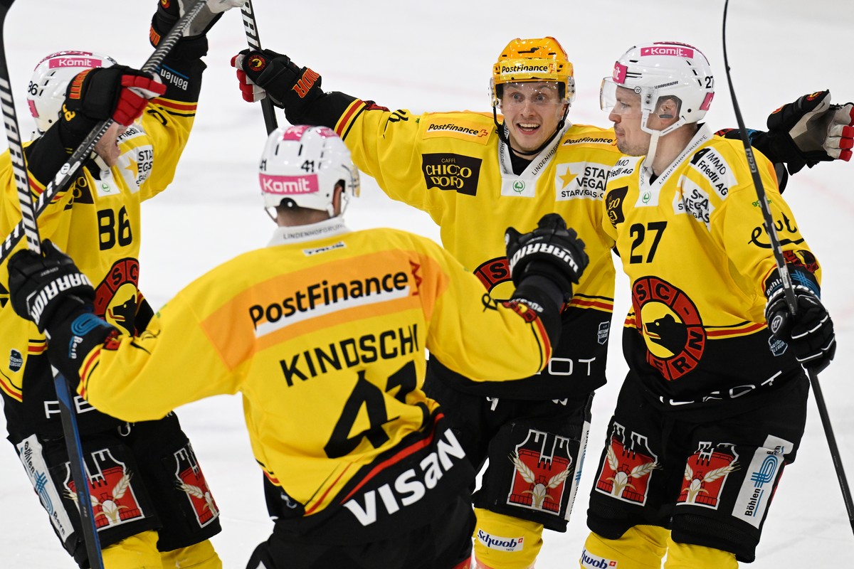 Berns Joel Vermin, Simon Kindschi, Postfinance Top Scorer Dominik Kahun und Ville Pokka, von links, jubeln beim Eishockey-Qualifikationsspiel der National League zwischen dem HC Ajoie und dem SC Bern, ...