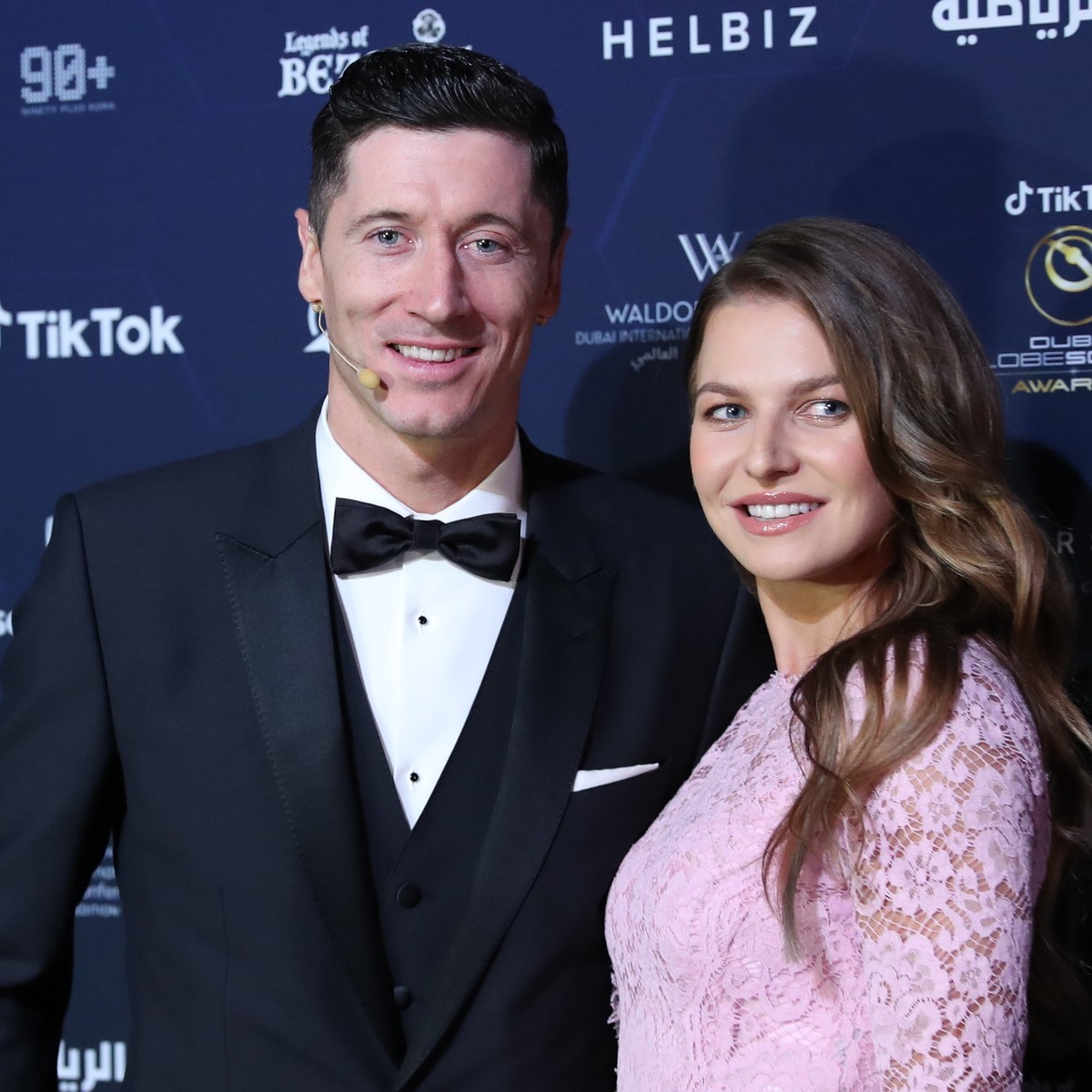 epa09658064 Bayern Munich's Polish player Robert Lewandowski and his wife Anna Lewandowska arrive for the Dubai Globe Soccer Awards Ceremony in Dubai, United Arab Emirates, 27 December 2021. EPA/ ...