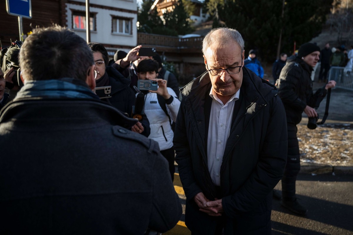 Le président de la Confédération suisse, Guy Parmelin, lors de sa visite initiale du lieu du drame.