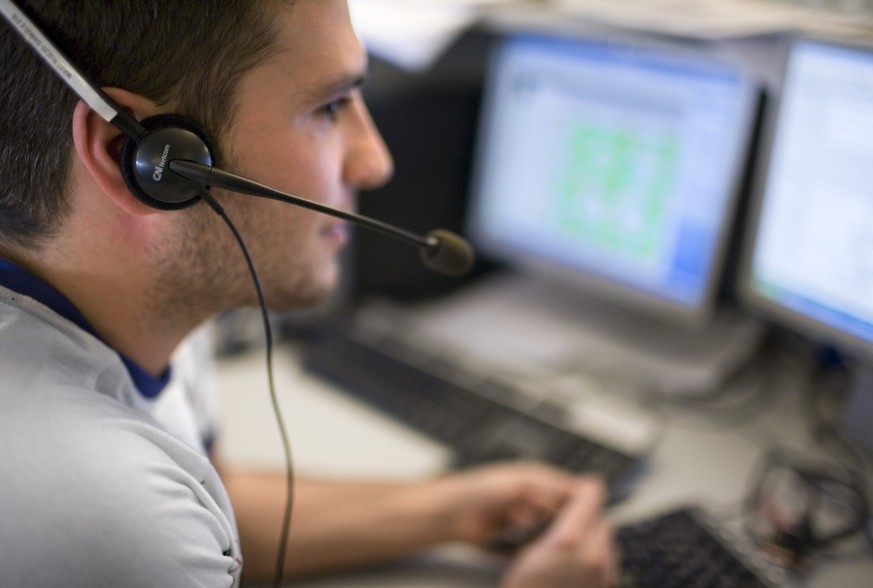 Ein Mitarbeiter beraet im Callcenter der Medialine Solutions AG in Duebendorf, Schweiz, Kunden, am 13. November 2006. Die Medialine Solutions AG uebernimmt fuer Firmen das Management der Kundenbetreuu ...