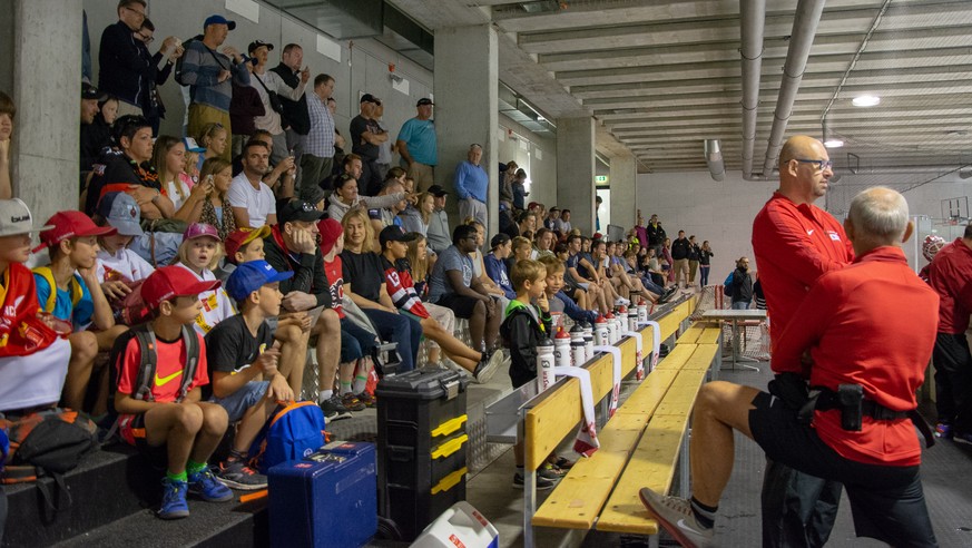 Die Zuschauer kommen in Scharen in die Berner Trainingshalle.