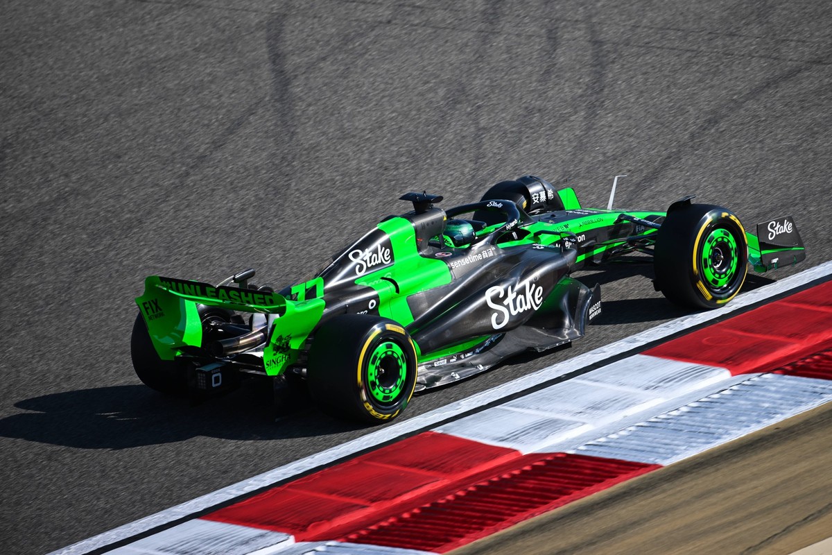 Formula 1 2024: Bahrain GP BAHRAIN INTERNATIONAL CIRCUIT, BAHRAIN - FEBRUARY 29: Valtteri Bottas, Stake F1 Team Kick Sauber C44 during the Bahrain GP at Bahrain International Circuit on Thursday Febru ...