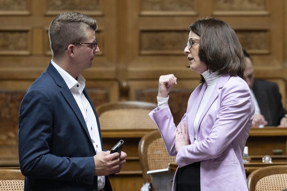 Die Nationalraete Mike Egger, SVP-SG, links, und Susanne Vincenz-Stauffacher, FDP-SG, sprechen an der Fruehjahrssession der Eidgenoessischen Raete, am Montag, 11. Maerz 2024, in Bern. (KEYSTONE/Peter  ...