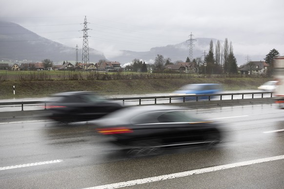Autos fahren auf der Autobahn A1 bei Niederbipp, am Samstag, 7. Dezember 2024 bei Deitingen. Auf der Autobahn A1 zwischen den Verzweigungen Luterbach und Haerkingen gehoeren Staus und stockender Kolon ...