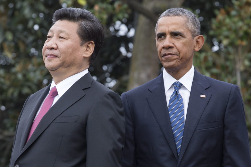 epa04949245 US President Barack Obama (R) and President of China Xi Jinping (L) attend a welcome ceremony on the South Lawn of the White House, in Washington, DC, USA, 25 September 2015. US President  ...