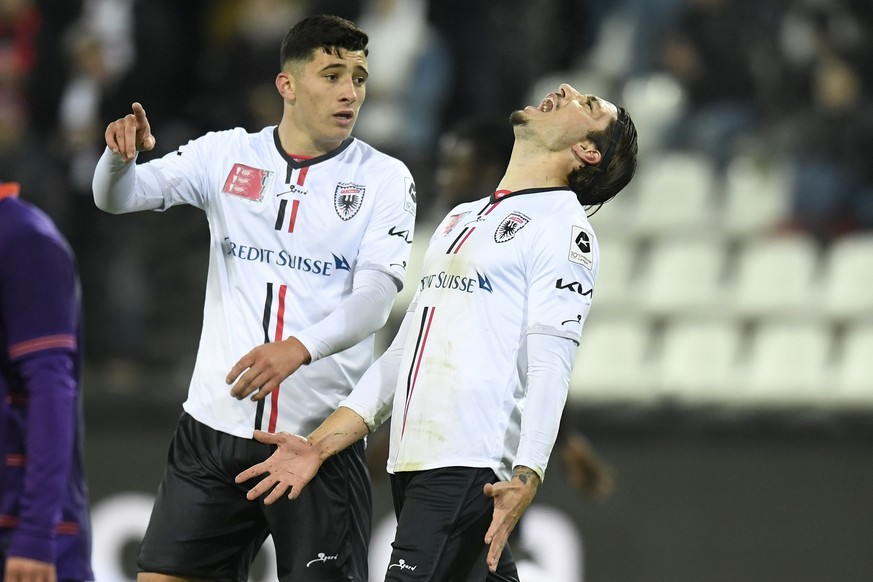 Aaraus Imran Bunjaku (links) und Kevin Spadanuda (rechts) aergern sich, waehrend dem Achtelfinalspiel des Fussball Schweizer Cups zwischen dem FC Aarau und dem FC Lausanne-Sport im Stadion Bruegglifel ...